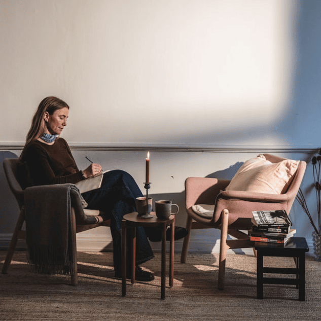 Jeanne i terapirummet med to stole over for hinanden