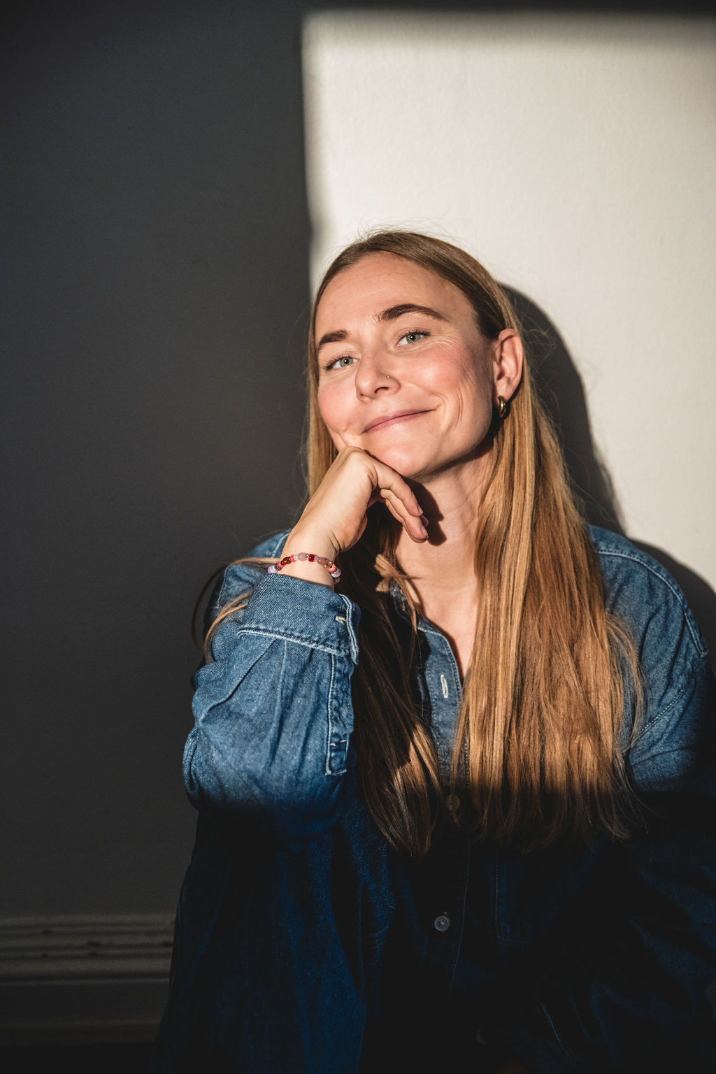 Jeanne i et roligt øjeblik i sollyset