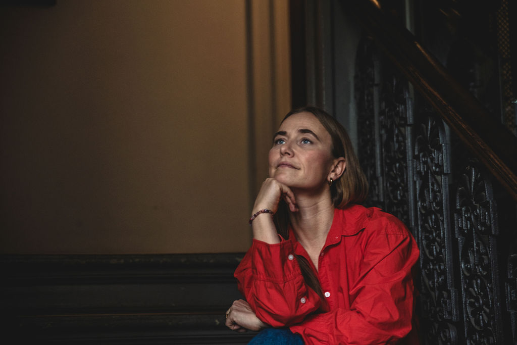 Jeanne i et stille øjeblik på en trappe