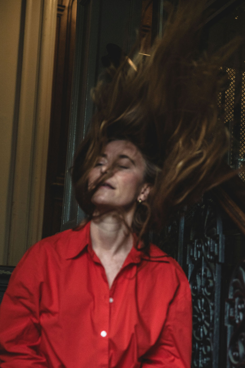Et stemningsfuldt fotografi af Jeanne i bevægelse